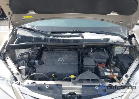 2015 Toyota Sienna Le 7 Passenger z USA, uszkodzony, nr VIN 5TDJK3DC3FS119753